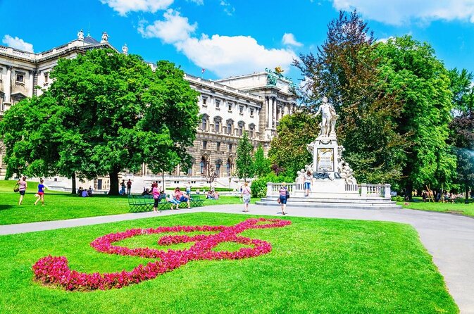 A box for a romantic walk in the city center of Vienna - Key things that make this Vienna romance walk box worth it