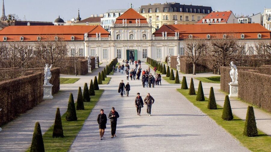 An Introduction to Vienna Walking Tour - The Subway Transfer and Potsdamer Straße: Finding the Gallery Mile