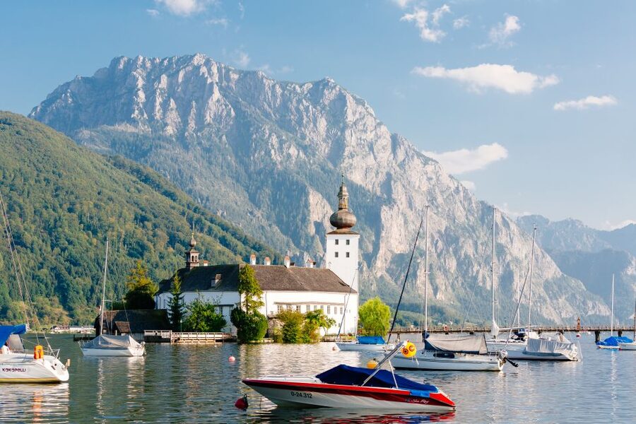 From Vienna: Full Day Trip to Hallstatt and Salzkammergut - Vienna to Hallstatt by coach: how the long ride shapes the day