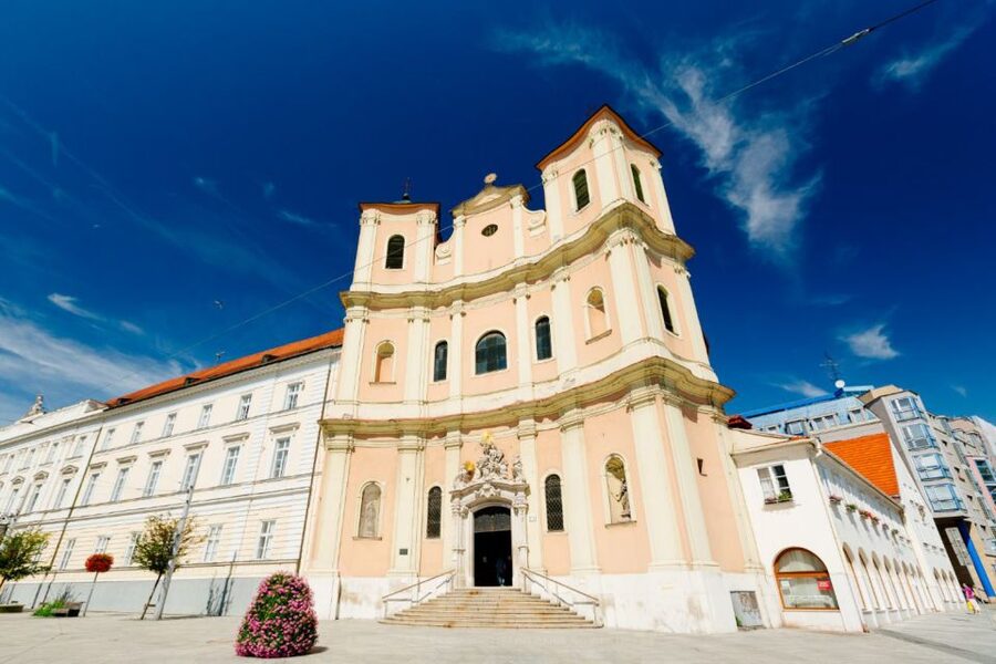 From Vienna: Guided Tour to Bratislava with Speed Boat Ride - Optional Oldtimer Ride to Bratislava Castle: The Upside and the Trade-Off