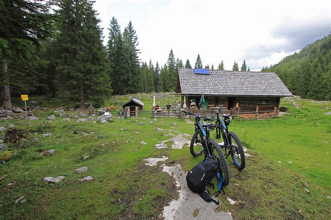 Guided e-bike tour of the alpine pastures in the Salzkammergut - Stop 4: Badstumhütte at the Gosau grinding stone quarry, with plum pofesen