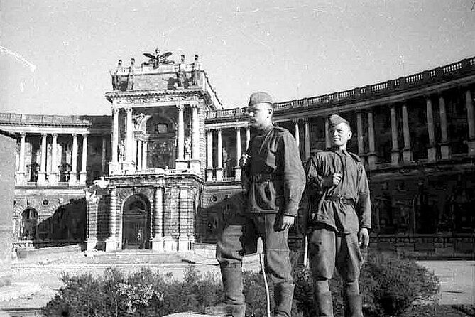 Historical Hitler Walking Tour of Vienna - Heldenplatz and the 1938 speech moment