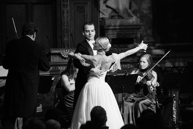 Konzerte der Wiener Royal Orchester - What you see and hear: soprano, dancers, and the energy level