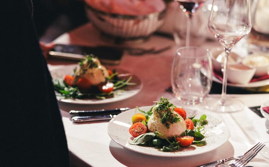 Mirage Vienna: Burlesque Spectacular – Dinner Show - The evening flow: 3 show blocks and 4 courses, timed to keep you watching