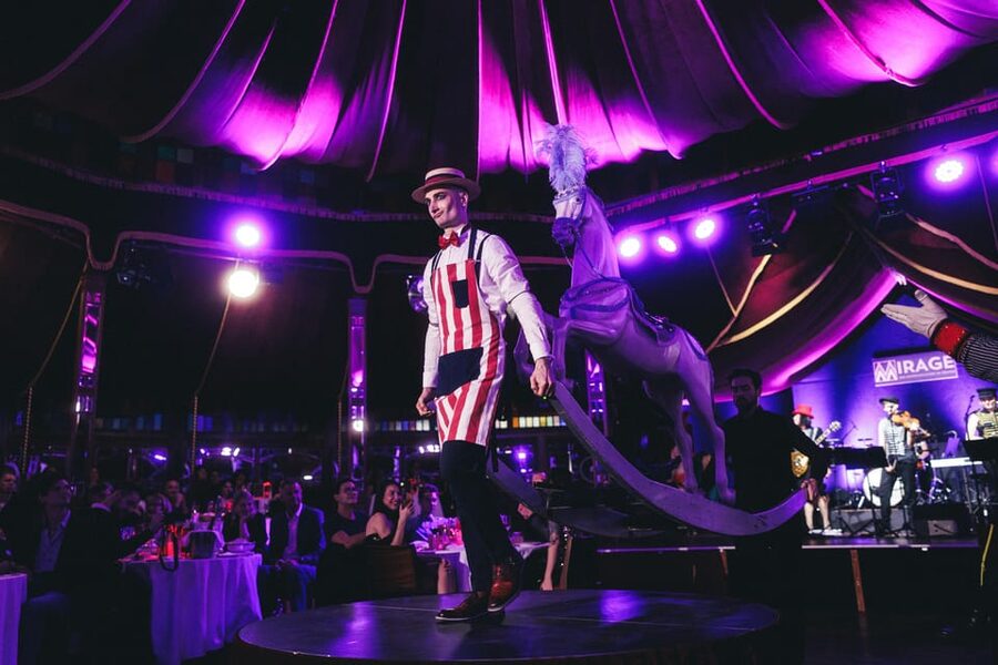 Mirage Vienna: Burlesque Spectacular – Dinner Show - Russell The Love Muscle Brunner and the English-hosted format