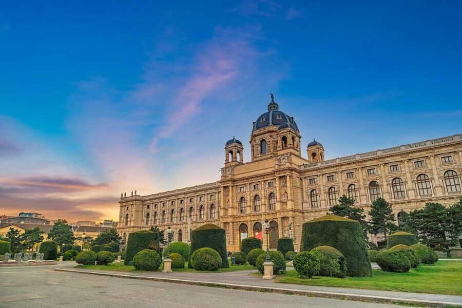 Private day trip from Budapest to Vienna and back - St Stephen’s Cathedral, Hofburg, and the Opera area: pick your level of focus