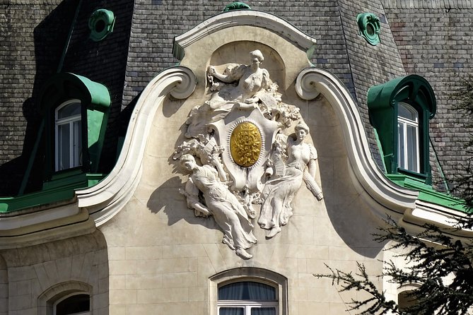 Private Klimt & Vienna Art Walk — From Baroque to Secession - The city walk in the middle: Soviet Memorial, a 1700s Baroque church, and Karlsplatz