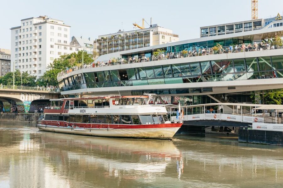 Vienna: 3-Course Evening Dinner Cruise - Dream Ship Dinner Cruise: How the Evening Really Flows