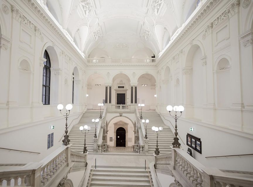 VIENNA AT NIGHT: Photo Tour of the Most Beautiful Buildings - Meet at the University of Vienna and Start With a Real Photo Setup