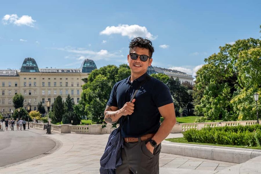 Vienna: Authentic Professional Photography Tour - Schönbrunn Palace Park for Scenic Walks and Soft Garden Light