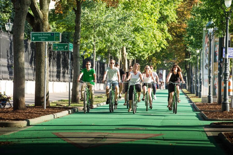 Vienna by Bike 3-Hour All-In-One City Bike Tour in English - Meeting point at Franz Josefs Kai, and what the start tells you