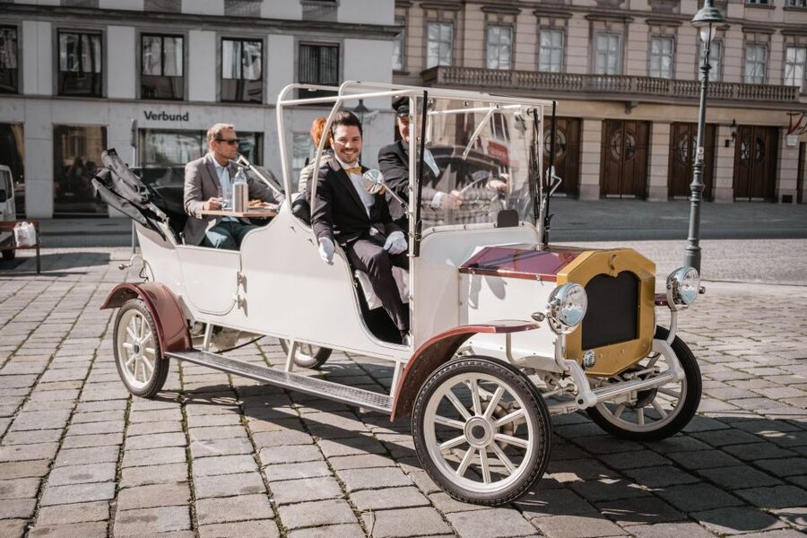 Vienna: Culinary Sightseeing Tour in an Electric Vintage Car - The 60-90 Minute Route: Am Hof, Hofburg, Volksgarten, Rathaus, Ringstraße