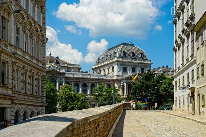 Vienna: Freud, Mozart & Beethoven Exploration Game - Mozart, Beethoven, Freud, and a Story-Driven Way to Walk