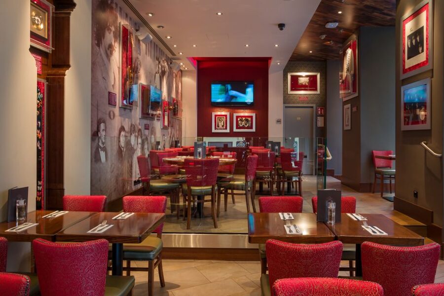 Vienna: Hard Rock Cafe with Set Menu for Lunch or Dinner - Where you might sit, restrooms, and other real-world tips