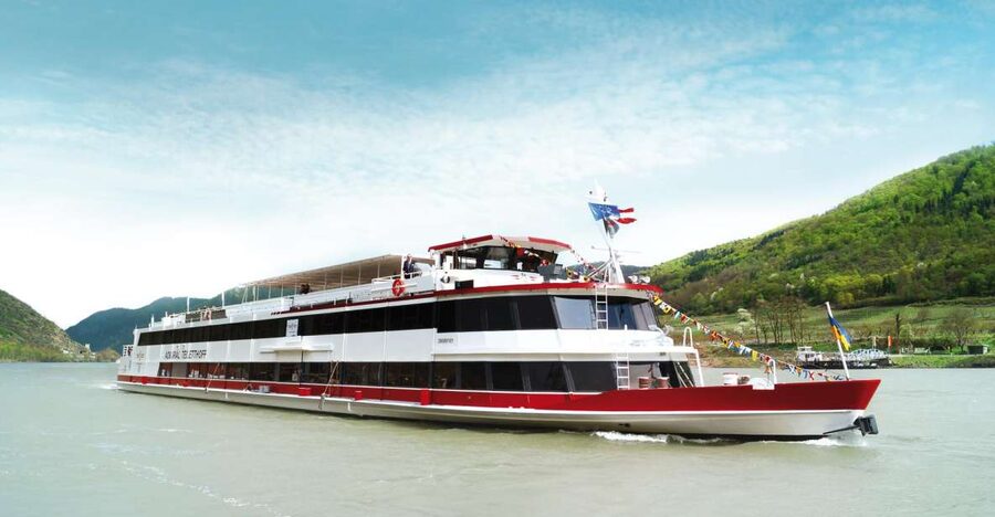 Vienna: Heurigen Cruise with Viennese Songs and Buffet - Your Heuriger Buffet Dinner, Cold and Warm