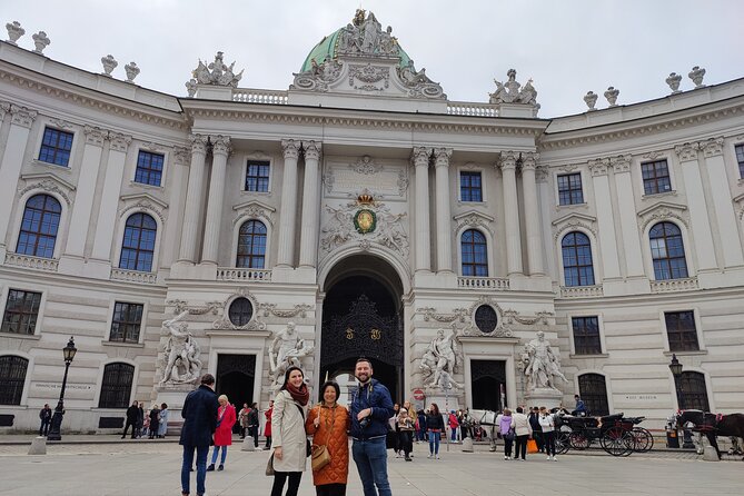 Vienna Highlight Tour - yue walk - Hofburg to Heldenplatz: where power shows up in buildings and statues