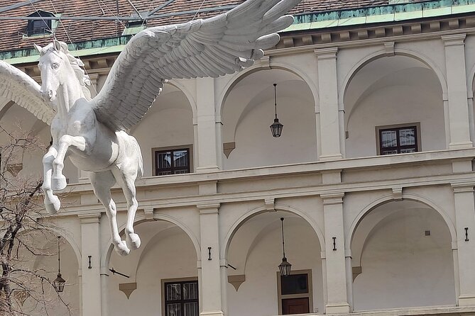 Vienna Highlight Tour - yue walk - Michaelerplatz, Kohlmarkt, and the plague column route through everyday Vienna