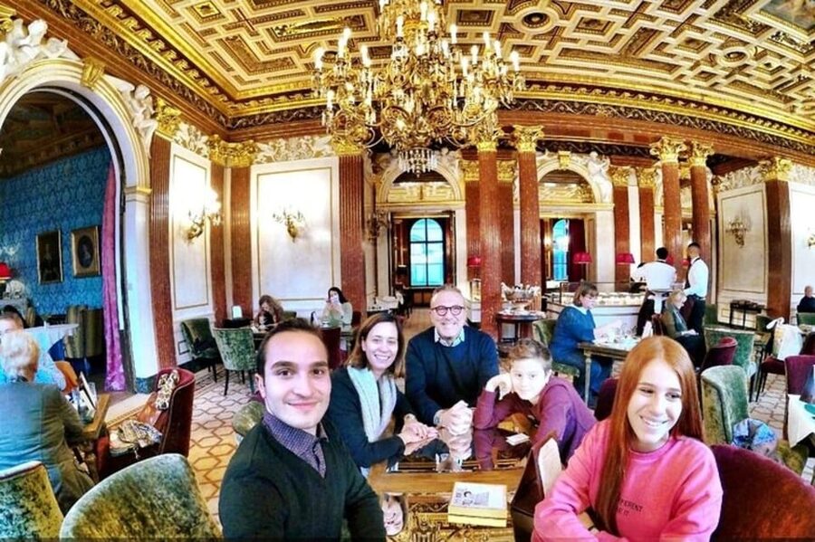 Vienna: Highlights Walking Tour with a Local Guide - Starting at Babenbergerstraße 9, and how the tour keeps you oriented