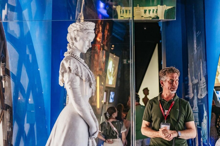 Vienna: Hofburg and Empress Sisi Museum Guided Tour - Lipizzan stables and palace courtyards: where tradition has a schedule