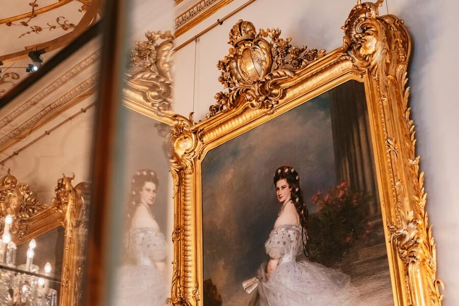 Vienna: Hofburg and Empress Sisi Museum Guided Tour - Finding your group at Albertinaplatz (the green umbrella method)