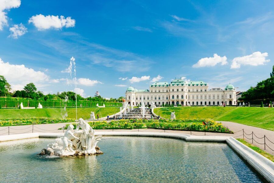 Vienna: Hop-On Hop-Off Sightseeing Bus Tour in 19 Languages - Green Line summer panorama to Grinzing and Cobenzl