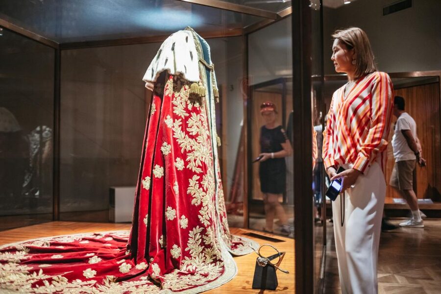 Vienna: Imperial Treasury in the Hofburg Palace - Empress Elisabeth jewelry, huge emeralds, and why the gemstones feel like characters