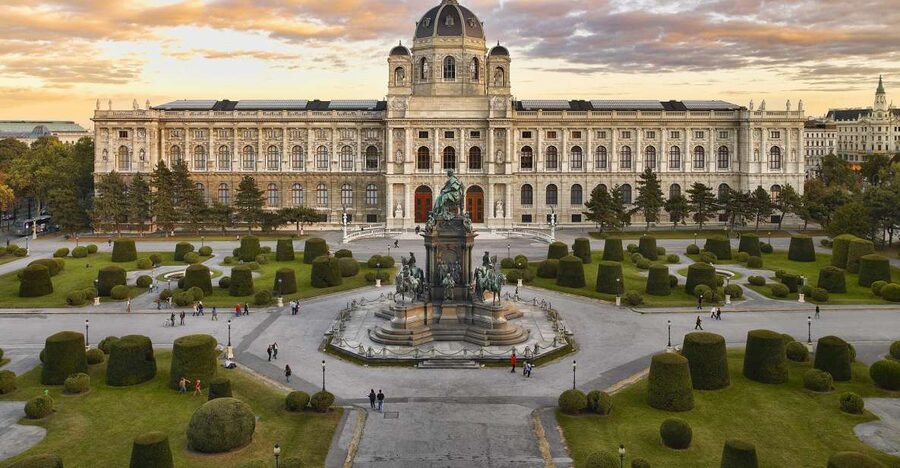 Vienna Kunsthistorisches Museum Day Admission Ticket - Entering the Kunsthistorisches Museum: a palace first, museum second