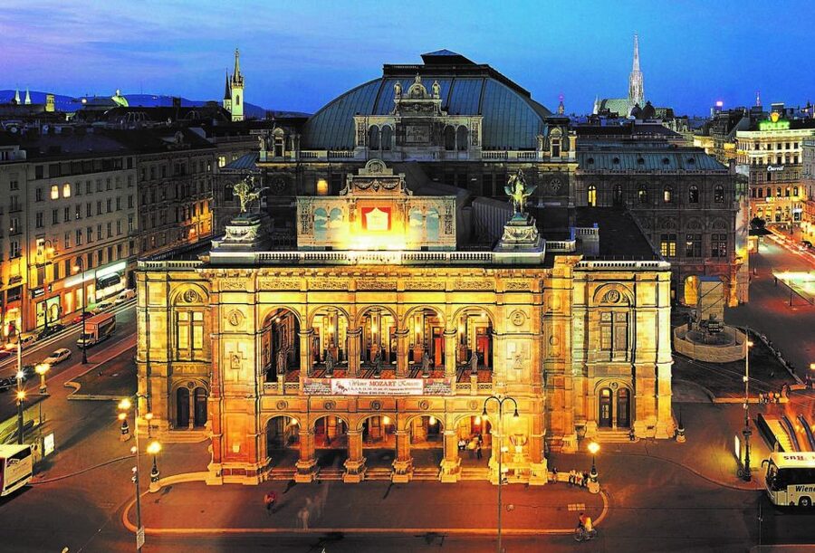 Vienna: Mozart Concert with Dinner and Carriage Ride - Concert night: best-category seats with Vienna Mozart Orchestra