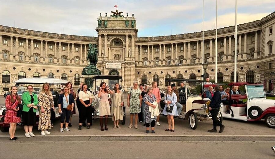 Vienna: Old Town Sightseeing Tour in a Vintage-Style E-Car - Soviet Army memorial, then Baroque splendor, then music royalty