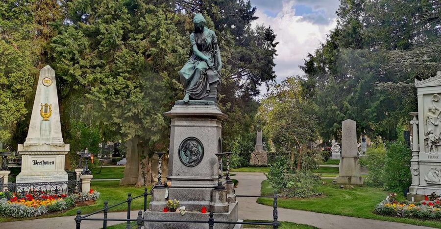 Vienna: Private Walking Tour of the Central Cemetery - First step: finding your group at the 2nd gate