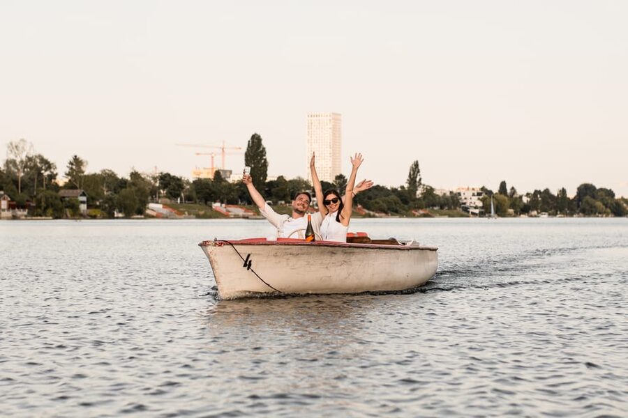 Vienna: Retro Boat Tour on the Danube River with Picnic - Picnic details that matter in real life
