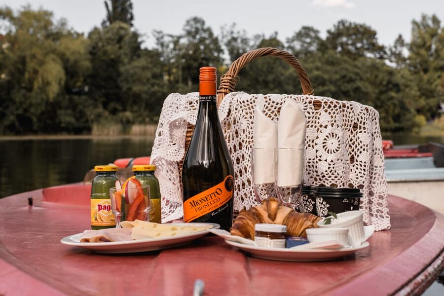 Vienna: Retro Boat Tour on the Danube River with Picnic - Your 2-hour plan, from restaurant welcome to Old Danube calm