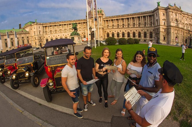 Vienna: Silver Tour (30 min) Vienna City Center Sightseeing Tour - Hofburg complex and the museum quarter from the car window