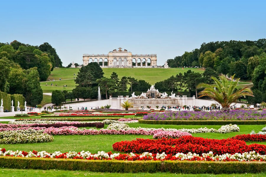 Vienna: Skip-the-Line Schönbrunn Palace and Gardens Tour - Entering Schönbrunn fast, and finding your Group Center