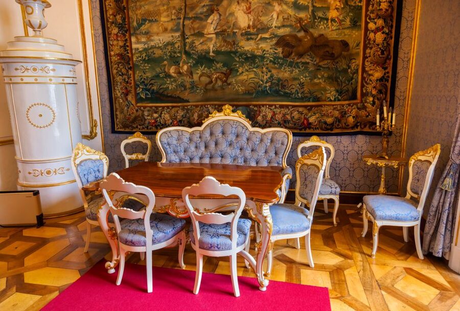 Vienna: Skip-the-Line Schonbrunn Palace Private Tour - Gloriette on the hill: palace power made visible from outside
