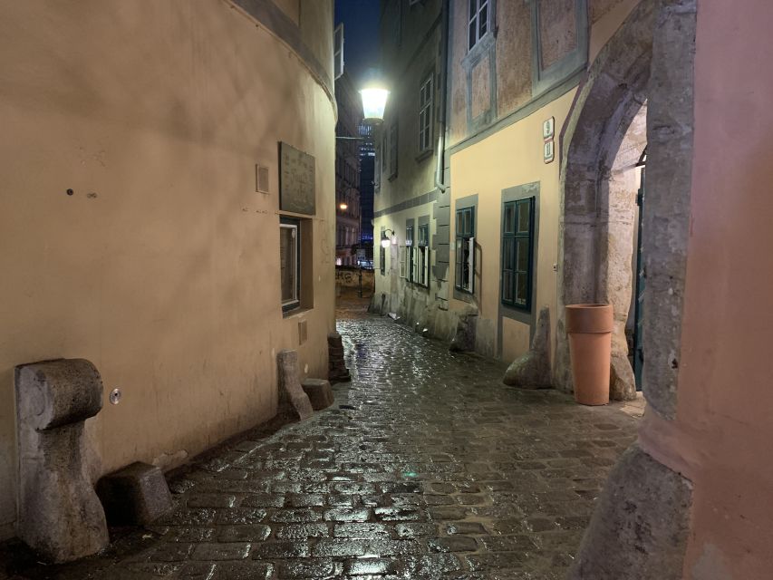 Vienna: Spooky Ghost Tour in English - Finding the guide at Helmut Zilk Platz, easy start, clear goal