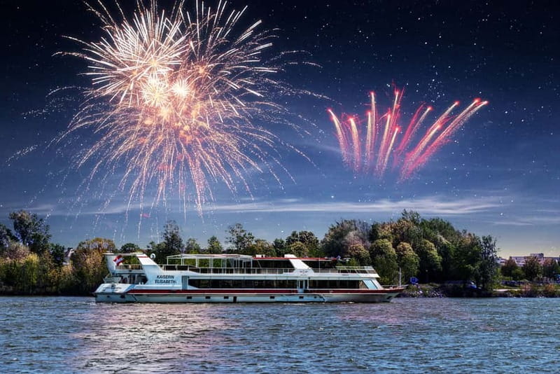 Vienna: Sunset Summer Cruise - The buffet dinner and cocktail: why this meal style works on a cruise