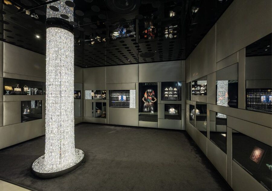Vienna: Swarovski House Tour with Champagne and Gift - Meeting a guide, and why the talk matters here