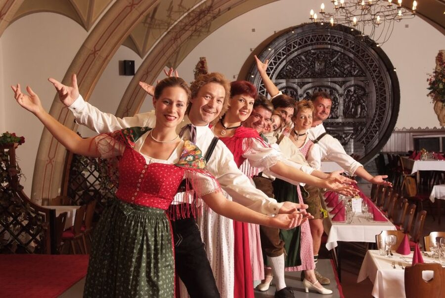 Vienna: Traditional Dinner Show at the Wiener Rathauskeller - Key Highlights You Should Not Miss