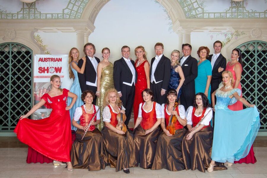 Vienna: Traditional Dinner Show at the Wiener Rathauskeller - Should you book the Wiener Rathauskeller traditional dinner show?