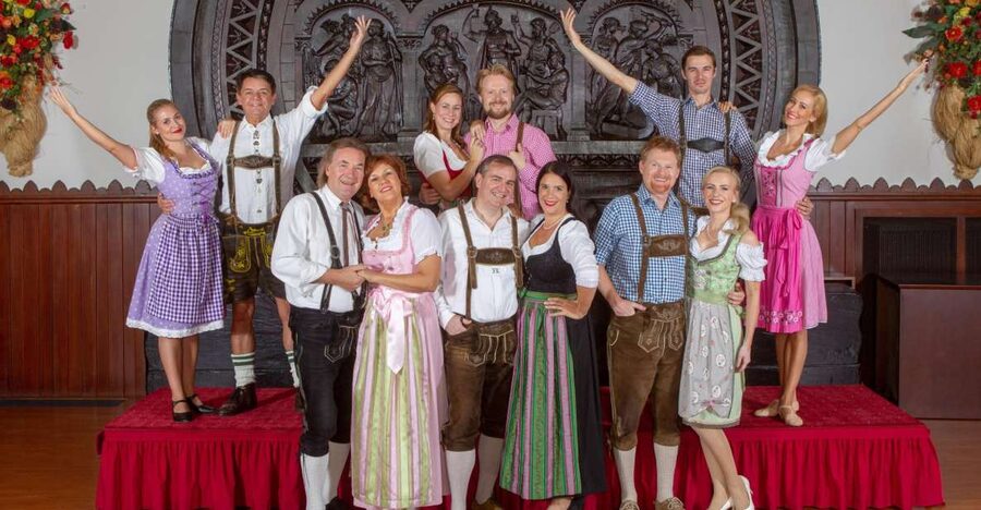 Vienna: Traditional Dinner Show at the Wiener Rathauskeller - Wiener Rathauskeller in Vienna City Hall: the venue does half the work