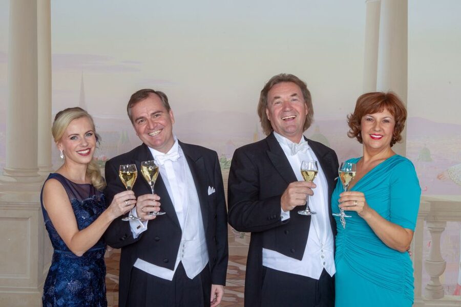 Vienna: Traditional Dinner Show at the Wiener Rathauskeller - Live performers and audience energy: what to watch for in the performance