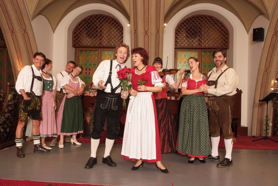 Vienna: Traditional Dinner Show at the Wiener Rathauskeller - Where to meet, what to wear, and how to plan your night around it