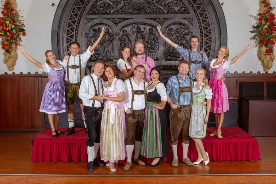 Vienna: Traditional Dinner Show at the Wiener Rathauskeller - How the 2-hour timing really feels when dinner and show are running together
