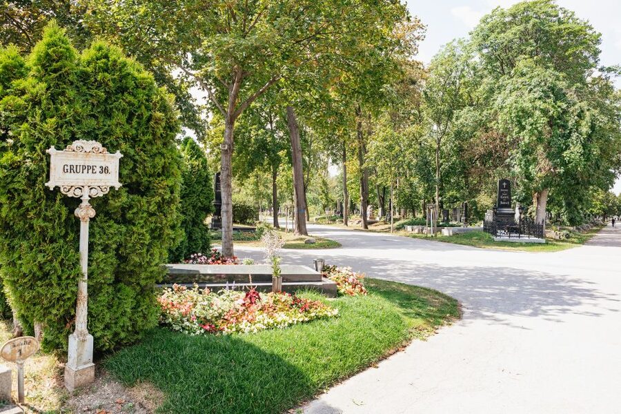 Vienna: Vienna Central Cemetery Guided Walking Tour - Graves of Honor, Soldiers Memorials, and Public Mourning