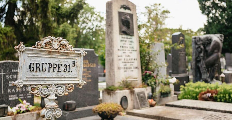 Vienna: Vienna Central Cemetery Guided Walking Tour - A Route Through 1874 Grounds, 330,000 Graves, and Multiple Faiths
