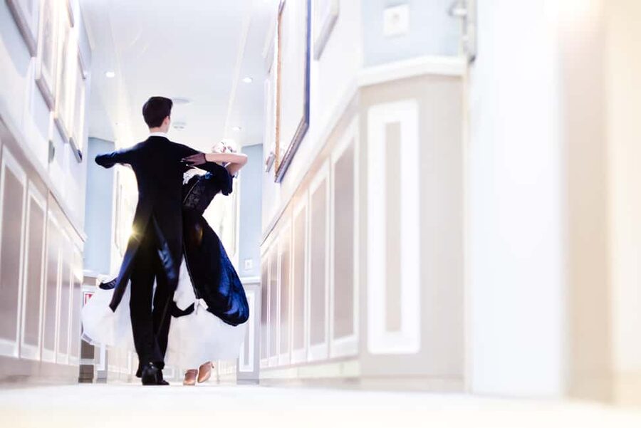 Vienna: Viennese Waltz Workshop for Couples - What You Learn in the Viennese Waltz Hour: Posture, Rhythm, Steps